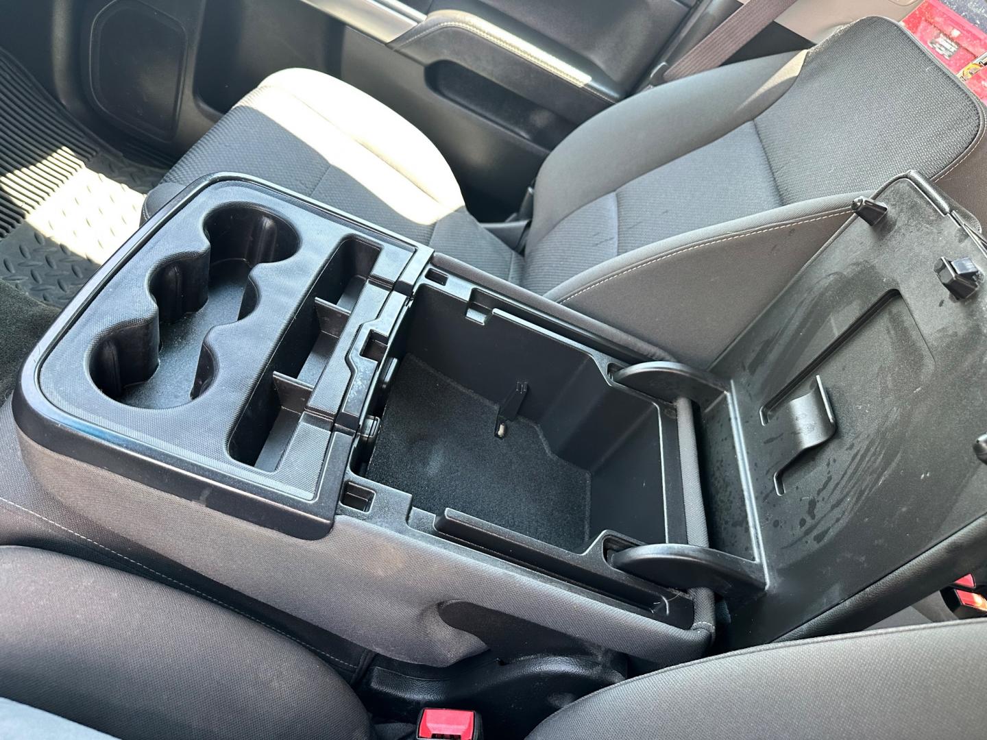 2017 White /Black Chevrolet Silverado 1500 LT (1GCVKREH5HZ) with an 4.3L V6 OHV 12V engine, 6-Speed Automatic transmission, located at 11115 Chardon Rd. , Chardon, OH, 44024, (440) 214-9705, 41.580246, -81.241943 - Photo#33